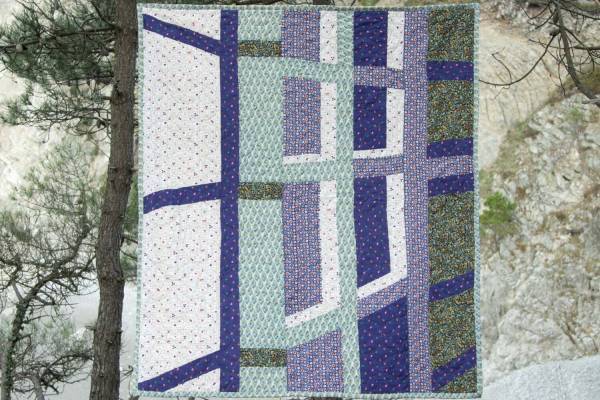 A.P.C.“建築”着想のキルトラグ＆クッション、パリのブティックなどを鮮やかな色彩で表現