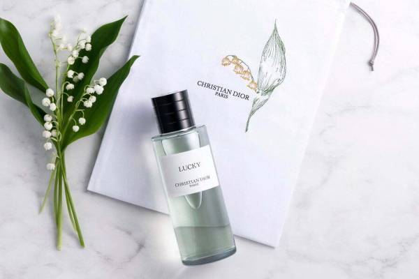 ディオール「スズランの香り」の“ラッキーフレグランス”、スズラン刺繍のコットンポーチも
