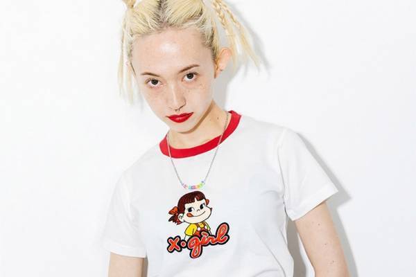 X-girl×ペコちゃんのコラボコレクション、ダブルネームTシャツや商品パッケージ風ポーチ