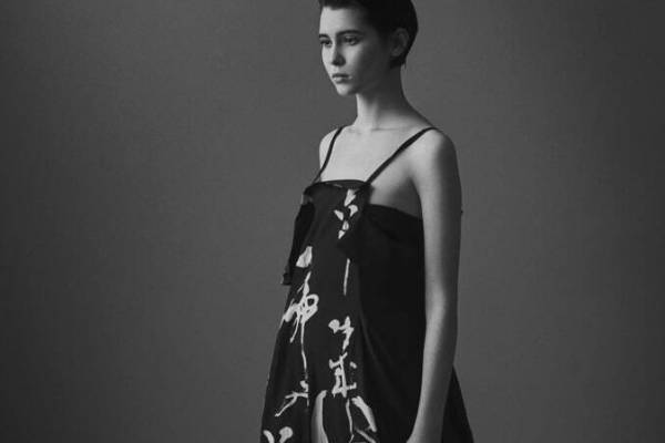 Y's「書」がドレープでたゆたうブラウス＆一点ものシャツドレス、木下真理子の作品がモチーフ