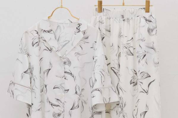 スナイデル ホームの“美活ルームウェア”上質サテンシャツや華奢見せワンピース、神崎恵とコラボ