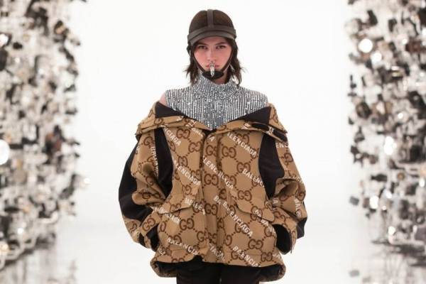 グッチがバレンシアガにオマージュを捧げる新作、両者ロゴ入り「アワーグラス」ジャケットなど