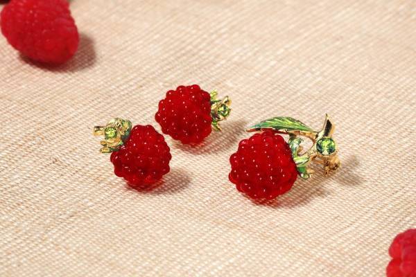 プラス ヴァンドームの新作“フルーツ”アクセサリー、“本物そっくり”のフランボワーズピアスなど