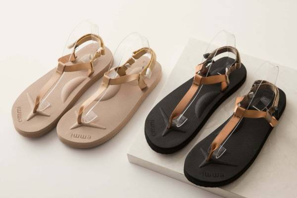 エミ×スイコックの“細めストラップ”サンダル、柔らかなベージュのワントーン仕様などで