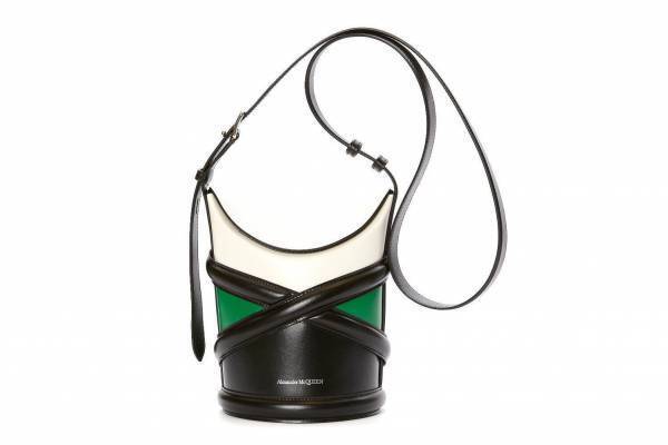 アレキサンダー・マックイーン“ハーネス”着想のレザーバッグ「カーブ」ストラップで2WAYに