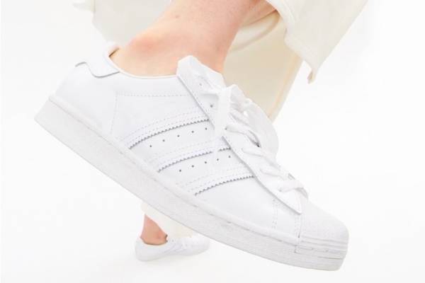 アディダス オリジナルス×レイ ビームスのスニーカー「スーパースター」オールホワイトのアッパー
