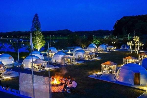 “廃校”改装した新グランピング施設が千葉・市原に、星空眺めるドームテントや職員室をリノベした貸切風呂