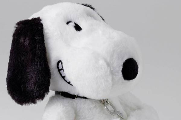 スヌーピーのグッズ約2,000種が西武池袋本店に、『ピーナッツ』70周年記念ぬいぐるみや限定“急須”