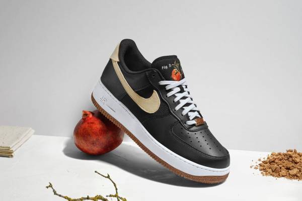 ナイキ新作スニーカー「エアフォース 1」植物刺繍入りアッパー×“コルク”ソール