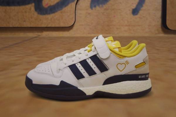 アディダス オリジナルス×ヒューマンメイド、“ハートロゴ”をプリントしたスニーカーやウェアなど