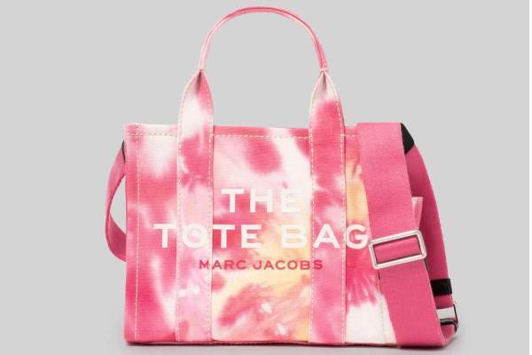 ザ マーク ジェイコブスからタイダイ柄の新作「ザ タイダイ トートバッグ」ブルー＆ピンクの2色展開