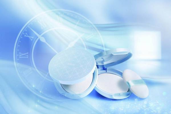 ヴィセ リシェ“ひんやり”さらさら「スキンケアパウダー クール」微細パールでトーンアップも