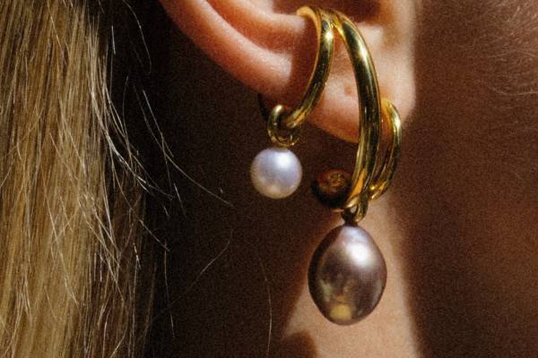 シャルロット シェネの新作パールジュエリー、不揃いパール＆曲線的な金属のピアスやリングなど