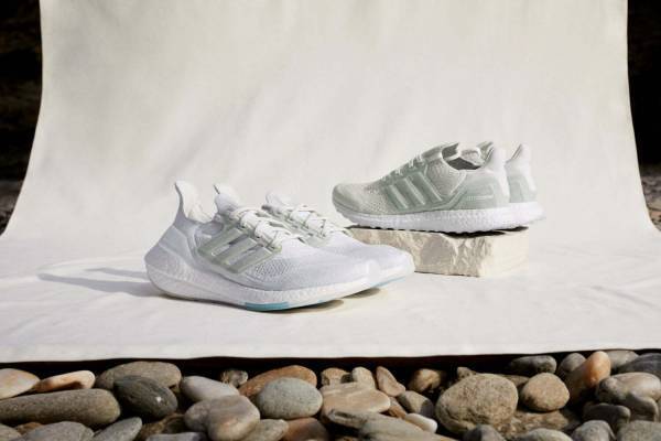 アディダスから新作スニーカー、アッパーからソールまで“オールホワイト”のウルトラブースト