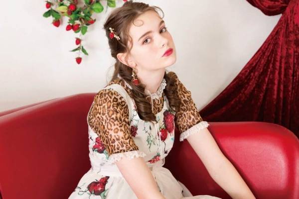 ミルク新作「デビルベリー」“悪魔化したイチゴ”柄ワンピース、スタッズ付き苺ネックレスも