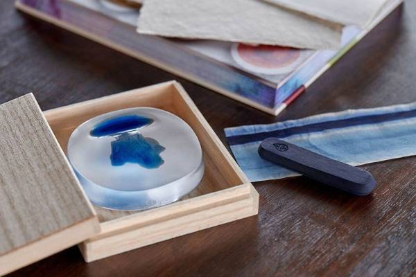 京都発の筆記具ブランド「文染」から染料を使った固形墨＆色が映える工芸硝子の硯、筆やつけペンに