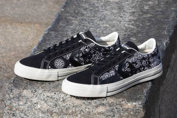 コンバース スケートボーディング“星を散りばめた”ペイズリー柄スニーカー&ロゴ入りスリップオン