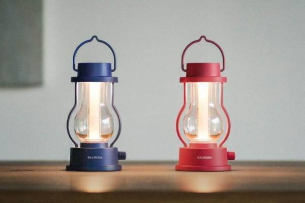 バルミューダ“キャンドル”のように光が揺らめくLEDランタン「ザ・ランタン」に限定レッド＆ブルー