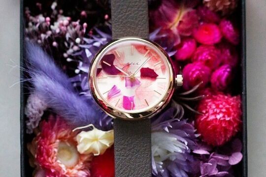 本物の花びらを文字盤にとじこめた「スピカ」の母の日限定腕時計、グイ フラワーデザインとコラボ