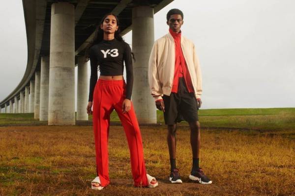 Y-3の新作ウェア＆シューズ、黒×白の「ウルトラブースト」スニーカー＆ボリュームソールのサンダル