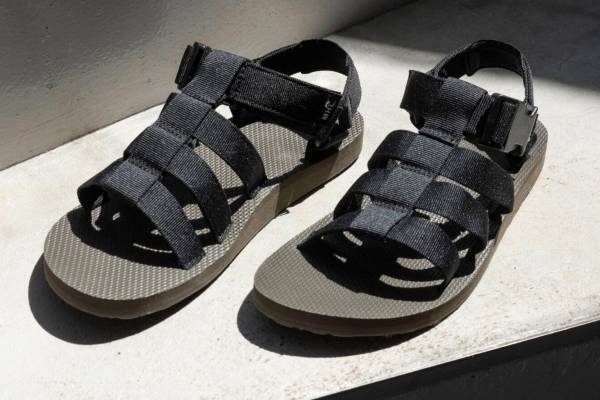 テバ×MHL.のサンダル「オリジナル ドラード」ブラック×カーキで、ピースネームを配して