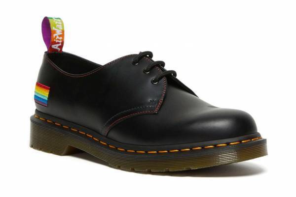 ドクターマーチン“レインボーカラー”を効かせた3アイシューズ「1461 プライド」