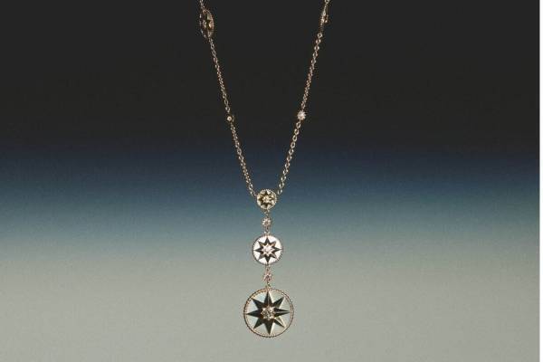 ディオール“お守りジュエリー”「ローズ デ ヴァン」に新作、カラーストーン輝くネックレスなど