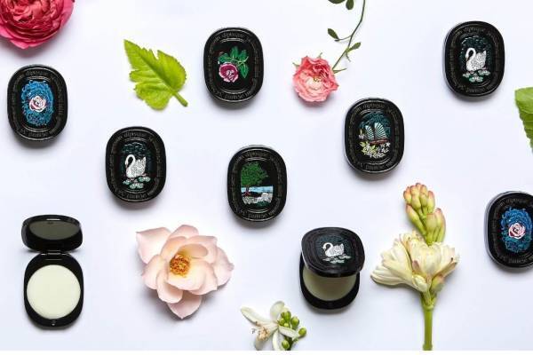 ディプティック“詰め替えできる”手の平サイズの練り香水、白鳥や花モチーフのカラフルパッケージ