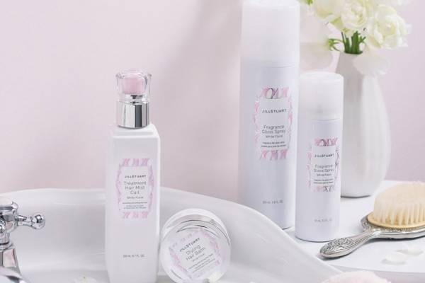 ジルスチュアート21年夏「ホワイトフローラル」香るヘアスプレー＆ヘアバーム、うるツヤ髪に