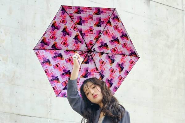 Wpc. 開くと“万華鏡”のような花柄が広がる折りたたみ傘、planticaとコラボ