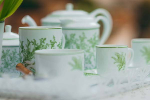 ディオール メゾン“すずらん”モチーフのテーブルウェア「リリー オブ ザ バレー」に新作