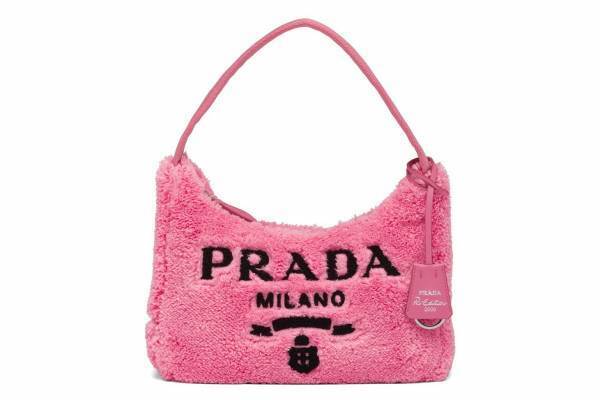 プラダ“アウトドア”から着想のウェアやバッグ、ビーチを思わせるクロシェ編みドレスやロゴバッグなど