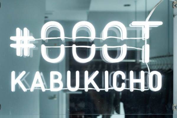 黒無地Tシャツ専門店「クロティ」新宿・歌舞伎町に - 常時30種類以上をセレクト、バーも併設