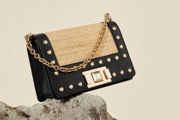 フルラ“ラフィア素材×ブラックレザー”の新作かごバッグ、スタッズ＆チェーン付きクロスボディ
