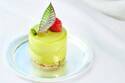 オークラ東京の新作スイーツ、濃厚ピスタチオ×ハイビスカス香る苺ピューレのケーキ