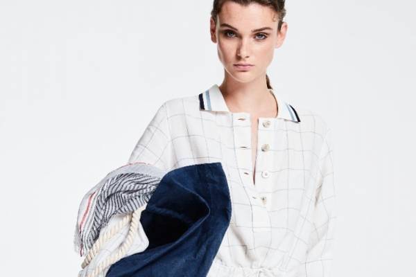 ジョルジオ アルマーニから“海”がテーマのウィメンズ新作、リネンドレスや赤リボンのサンダル