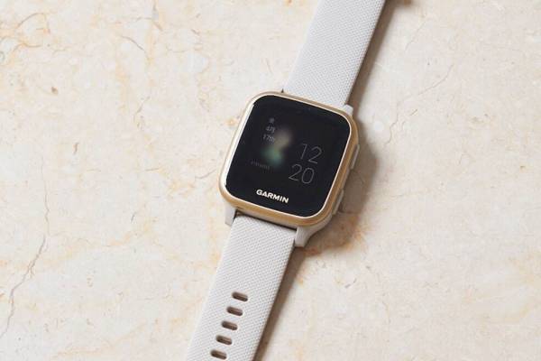 エミ×ガーミンのニュアンスカラーGPSスマートウォッチ、アクセ感覚で着用できるベージュ＆ゴールド
