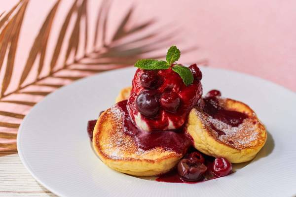 ホテル インターコンチネンタル 東京ベイ、ふわふわ＆もちもち食感の旬のチェリーパンケーキ