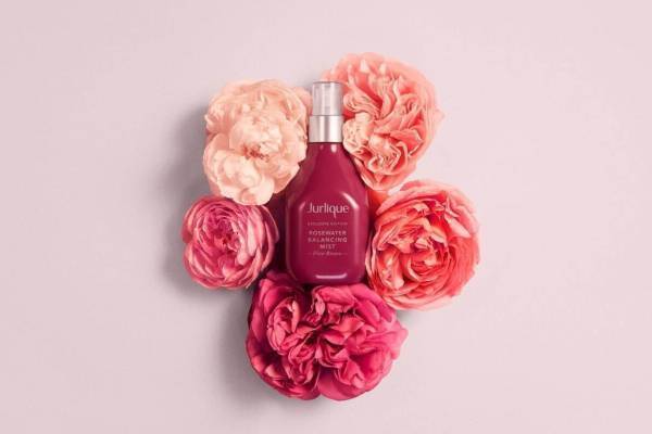 ジュリーク「摘みたてブーケの香り」限定ローズミスト化粧水、濃厚な香りの5種のローズを厳選