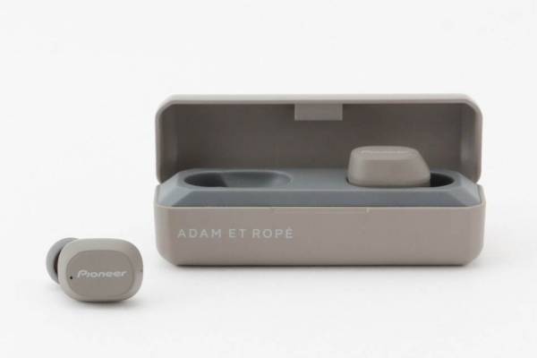 アダム エ ロペ×パイオニアの完全ワイヤレスイヤホン、ベージュ×グレーのバイカラーで