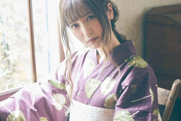 メゾン ド フルール21年夏の新作浴衣、ヒナゲシ＆林檎飴のモチーフを総柄で