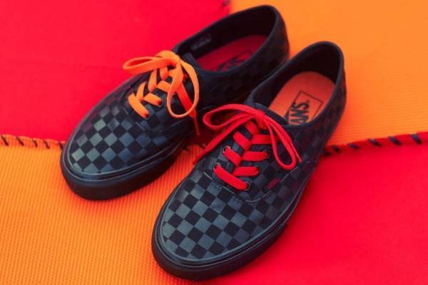 ビームス ボーイ×VANS、左右でオレンジとレッドを切り替えた「オーセンティック」など第3弾コラボ