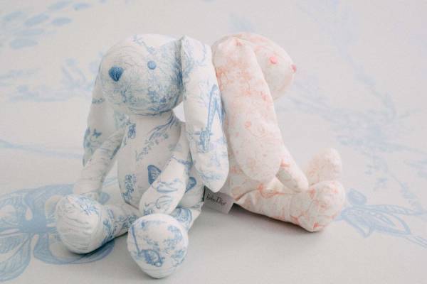 ベビー ディオール「トワル ドゥ ジュイ」新作、華やかなプリントパジャマのギフトやぬいぐるみなど