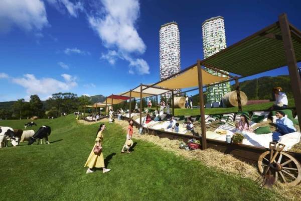 全長30メートル「巨大牧草ベッド」北海道・星野リゾート トマムで、日帰り客も無料で利用可