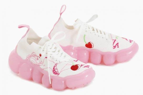 ミキオサカベ「チェリー」柄“ぷっくりソール”スニーカー、フォクシー イラストレーションズとコラボ