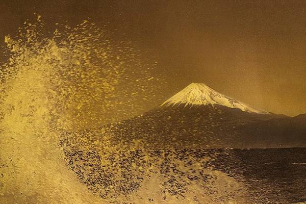 “箔と写真”を融合＆葛飾北斎にオマージュを捧ぐ織作峰子写真展、東京・フジフイルム スクエアで