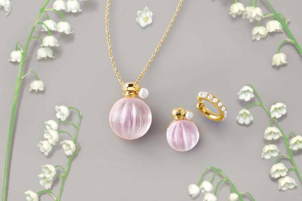 プラス ヴァンドーム“香水瓶”モチーフの新作アクセサリー、小さなパールつきネックレス＆ピアス