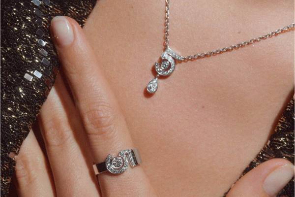 シャネルのフレグランス「N°5」着想のジュエリー、“香水の1滴”をダイヤモンドで表現