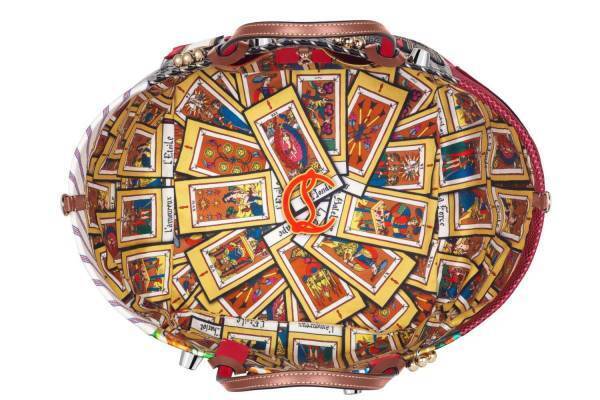 クリスチャン ルブタン“タロット”着想のトート＆サンダル、「千夜一夜物語」風の煌めく星柄バッグも