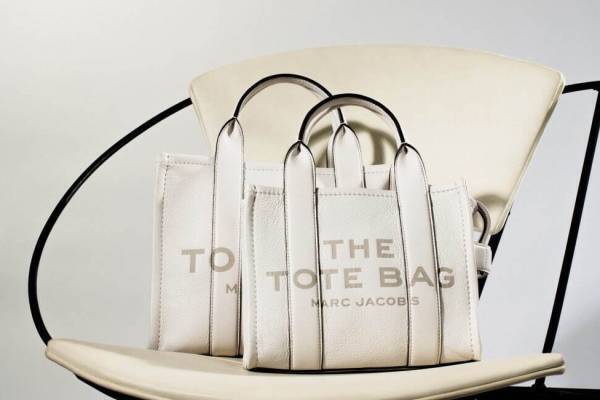 マーク ジェイコブス“上質レザー”トートバッグにスモールサイズが仲間入り、新色レッド＆コットンも